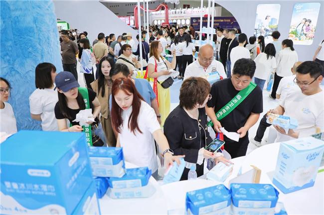 界」亮相武汉生活用纸国际科技展览会PG电子麻将胡了试玩可心柔「柔软世(图3)